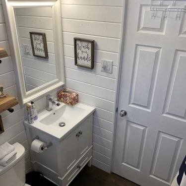 Main level 4 pc bathroom